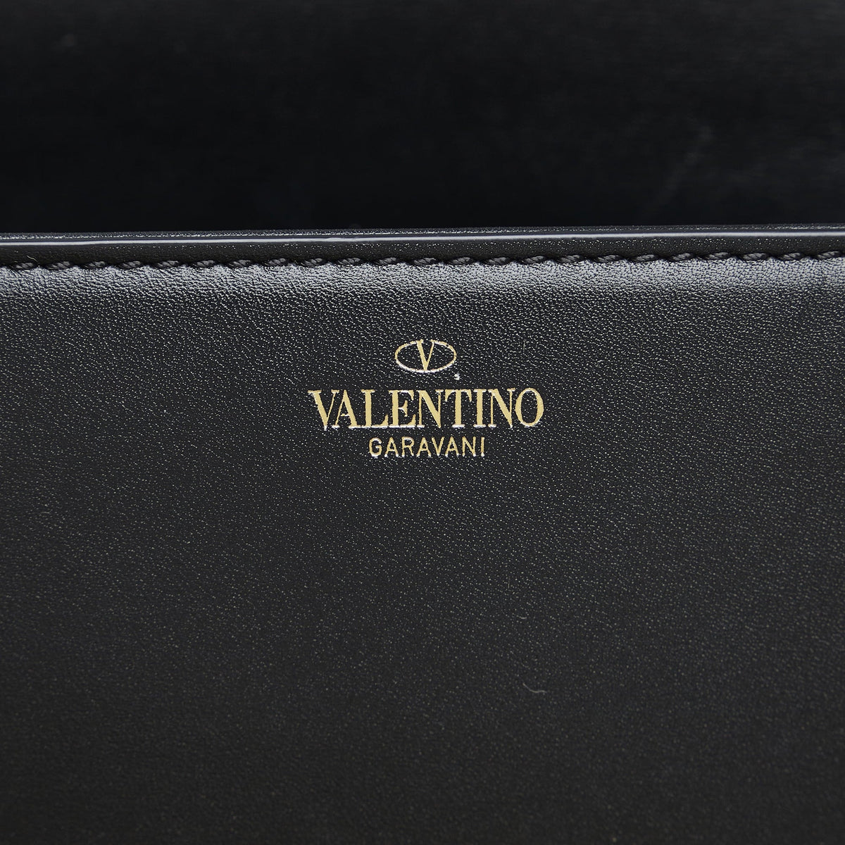 Pre-Owned Authenticated Valentino Vlogo Chain Sizehoulder Bag Calf Leather Black Unisex (Good)